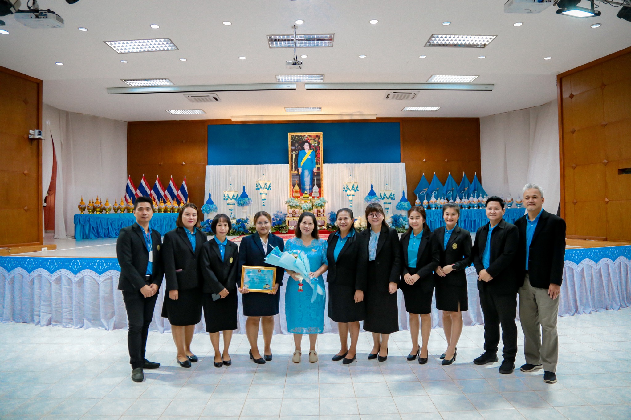 คณะบัญชี ร่วมถวายพานพุ่มสักการะ และร่วมลงนามถวายพระพร พิธีถวายราชสดุดีเฉลิมพระเกียรติและถวายพระพรชัยมงคล